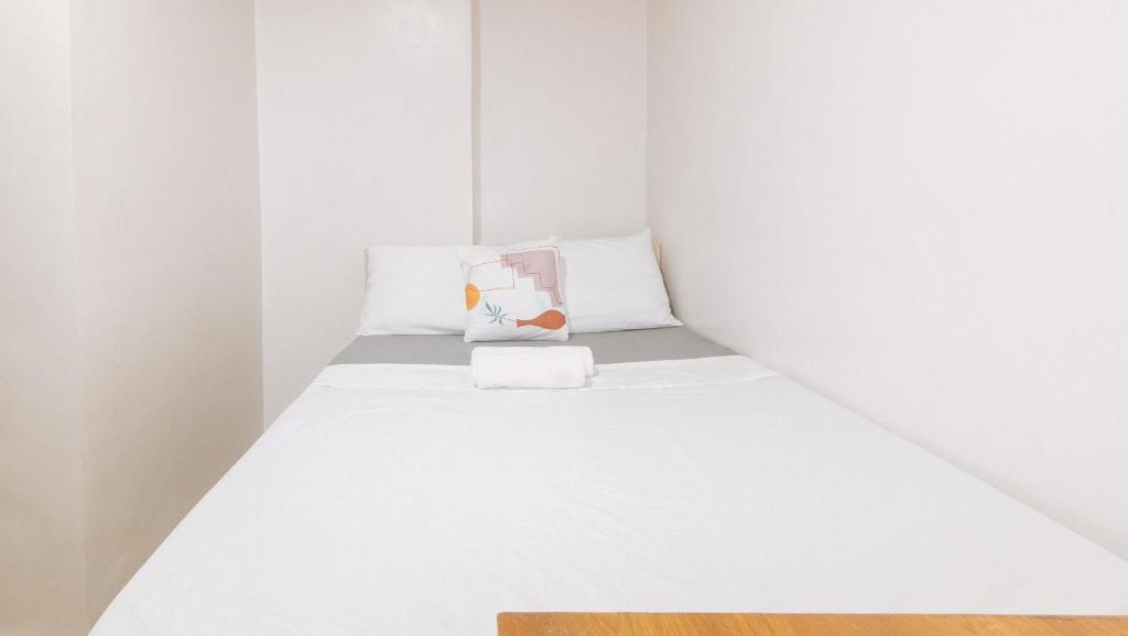 Postel nebo postele na pokoji v ubytování Cozy Cove Inn by RedDoorz