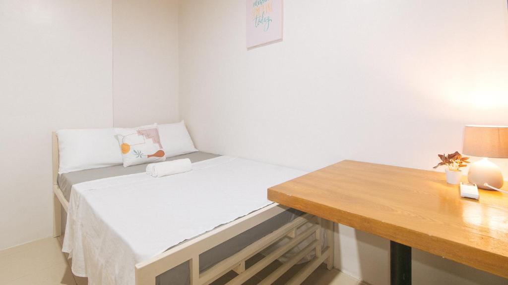 Postel nebo postele na pokoji v ubytování Cozy Cove Inn by RedDoorz