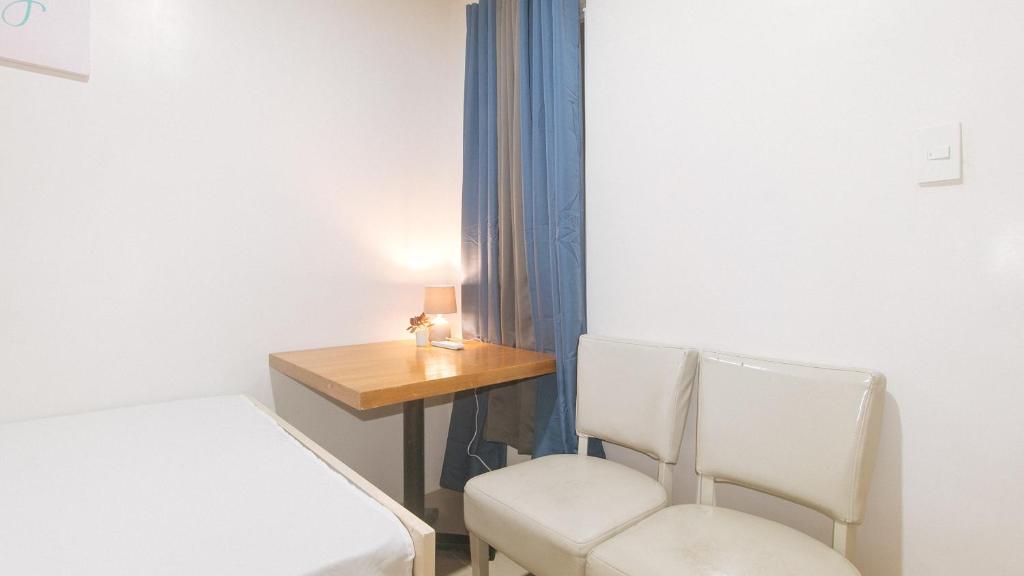 Postel nebo postele na pokoji v ubytování Cozy Cove Inn by RedDoorz