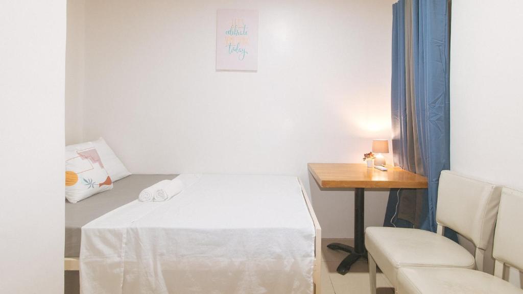 Postel nebo postele na pokoji v ubytování Cozy Cove Inn by RedDoorz