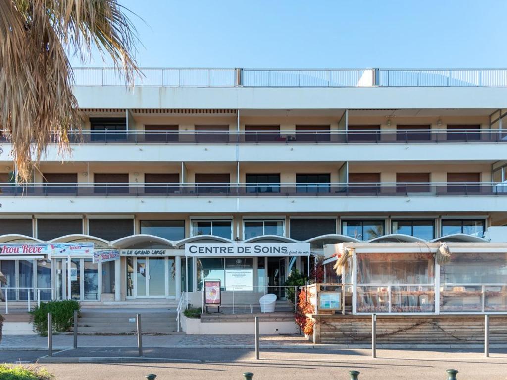 un immeuble avec un centre dans l'établissement T2 au Lavandou face à la mer pour 4 personnes - FR-1-803-80, au Lavandou