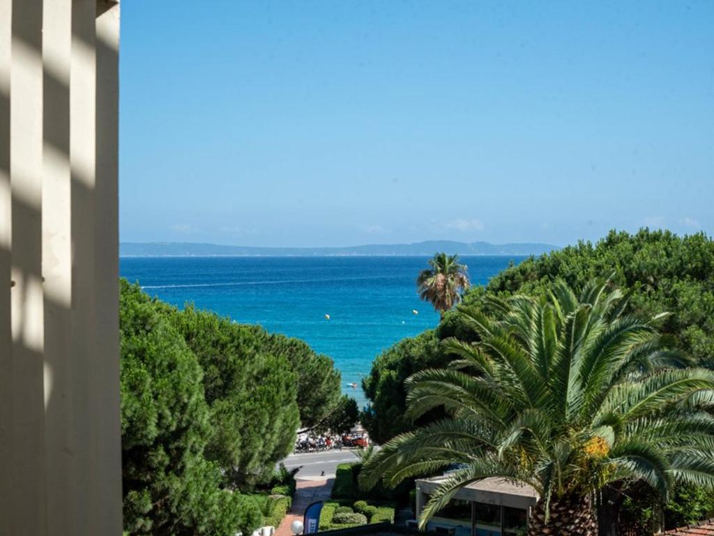 une vue sur l'océan depuis un immeuble dans l'établissement T2 climatisé au Lavandou avec WiFi et parking - 4 pers - FR-1-803-77, au Lavandou