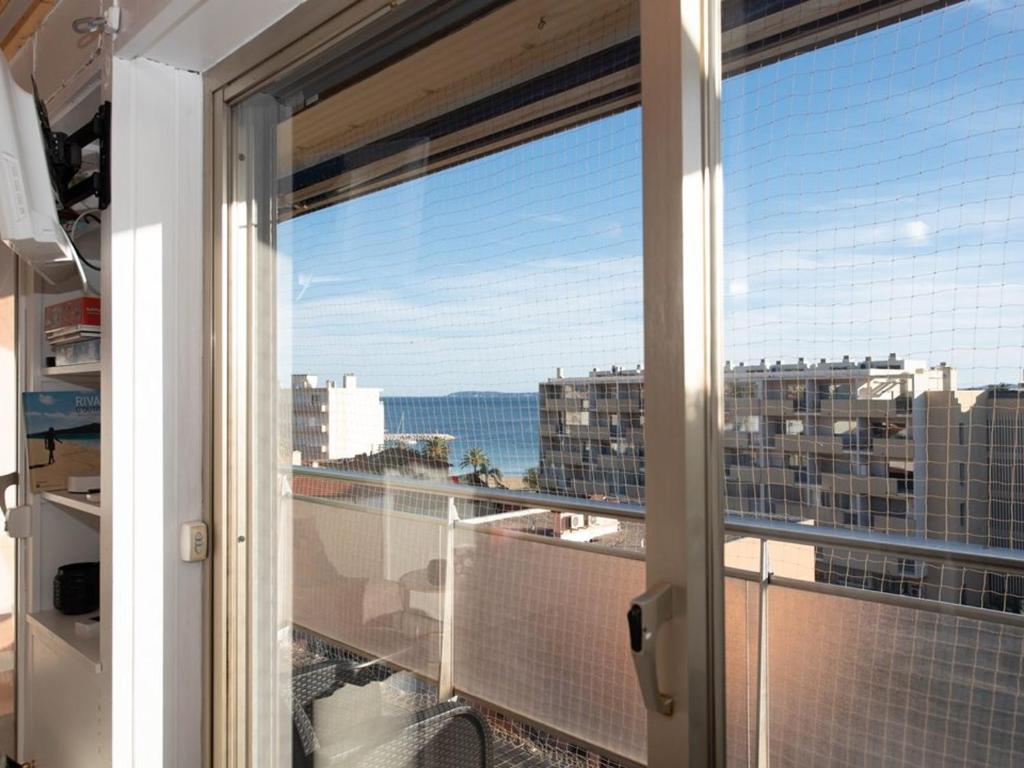 une fenêtre avec vue sur la ville dans l'établissement Studio avec terrasse, centre ville, climatisation, parking - FR-1-803-86, au Lavandou