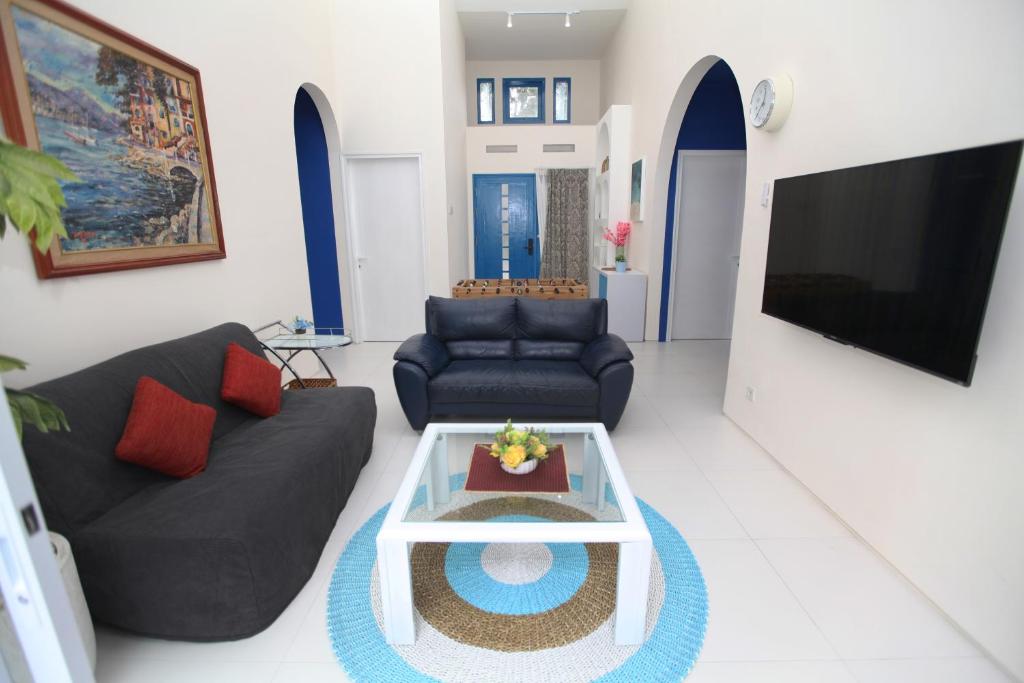 Posezení v ubytování Casa Indigo - KBP with swimming pool, large kitchen and dining area, near Whoosh Station