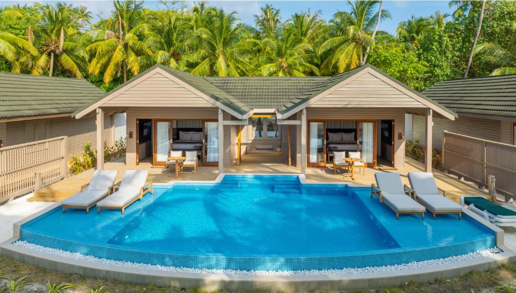 Бассейн в Meeru Maldives Resort Island или поблизости