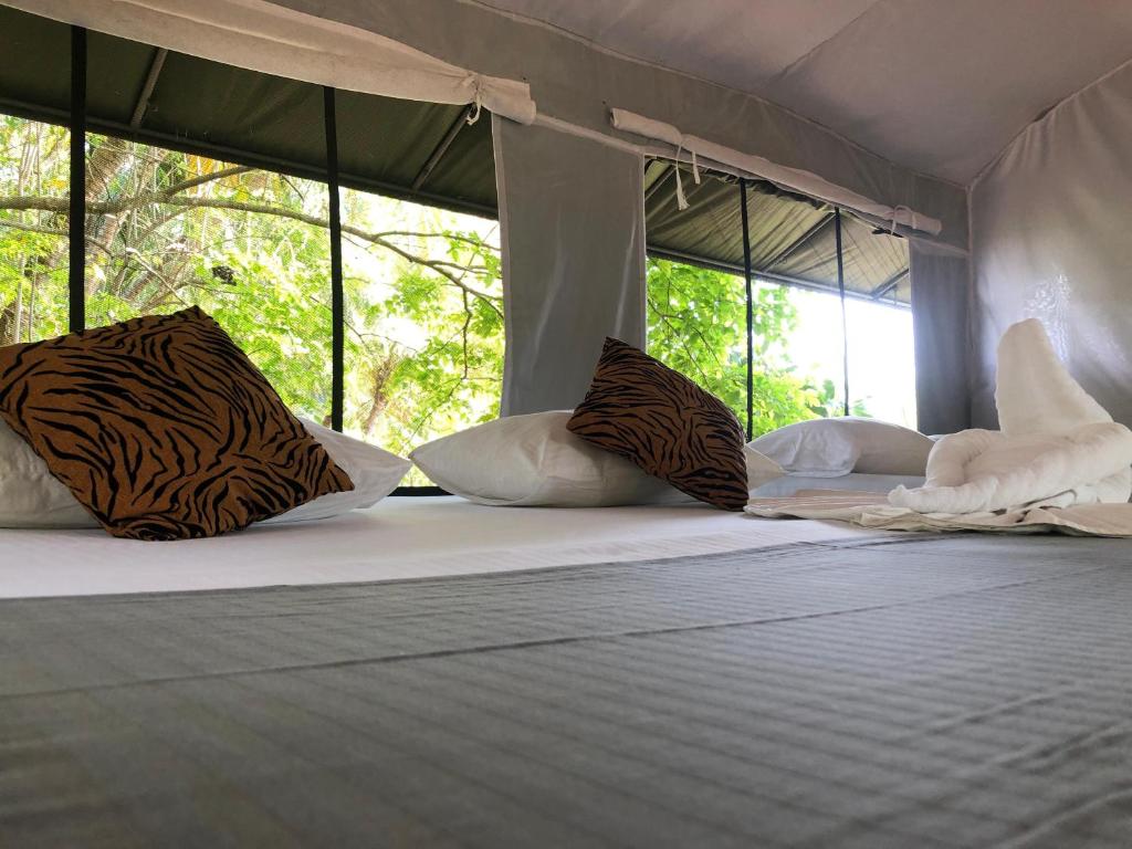 Postel nebo postele na pokoji v ubytování Makulu Jungle Camping Sigiriya