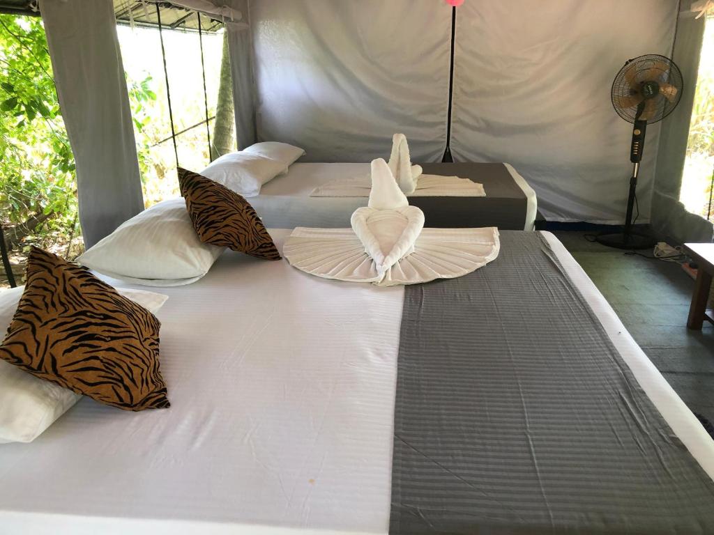 Postel nebo postele na pokoji v ubytování Makulu Jungle Camping Sigiriya