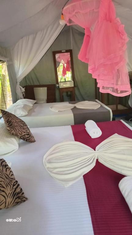 Postel nebo postele na pokoji v ubytování Makulu Jungle Camping Sigiriya