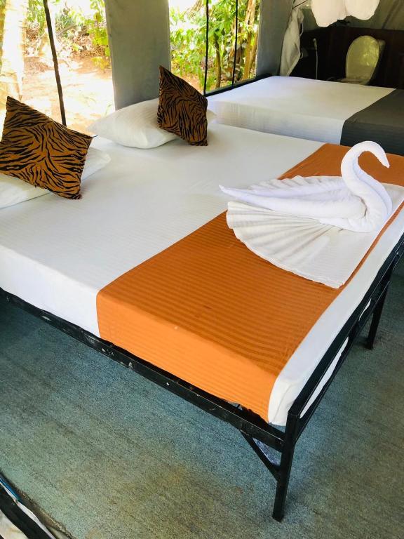 Postel nebo postele na pokoji v ubytování Makulu Jungle Camping Sigiriya