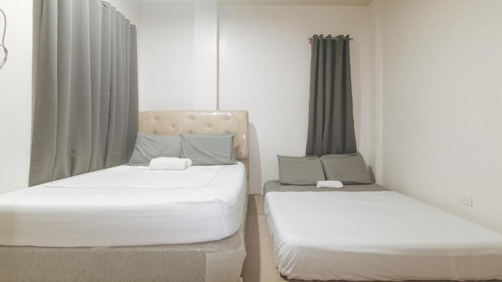 Postel nebo postele na pokoji v ubytování Cozy Cove Inn by RedDoorz