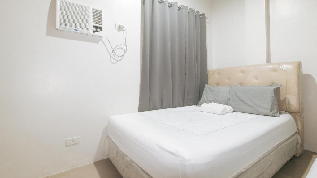Postel nebo postele na pokoji v ubytování Cozy Cove Inn by RedDoorz