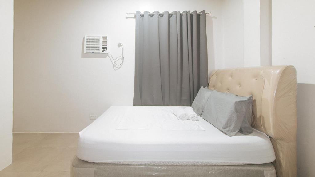 Postel nebo postele na pokoji v ubytování Cozy Cove Inn by RedDoorz