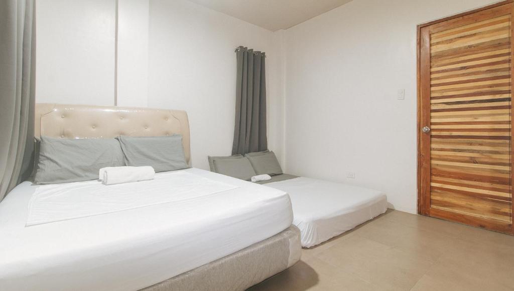 Postel nebo postele na pokoji v ubytování Cozy Cove Inn by RedDoorz