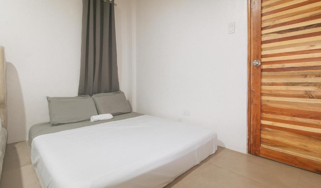 Postel nebo postele na pokoji v ubytování Cozy Cove Inn by RedDoorz
