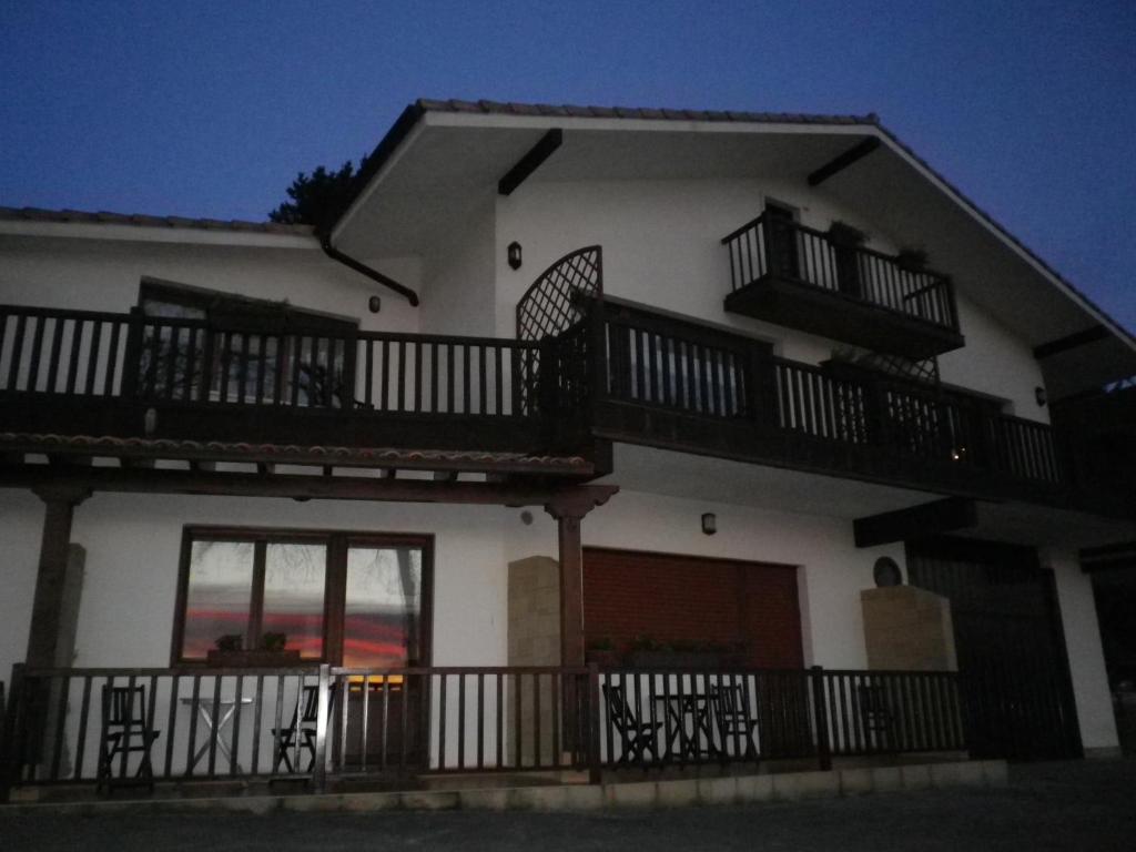 Una gran casa blanca con balcones. en Casa Rural Higeralde, en Hondarribia