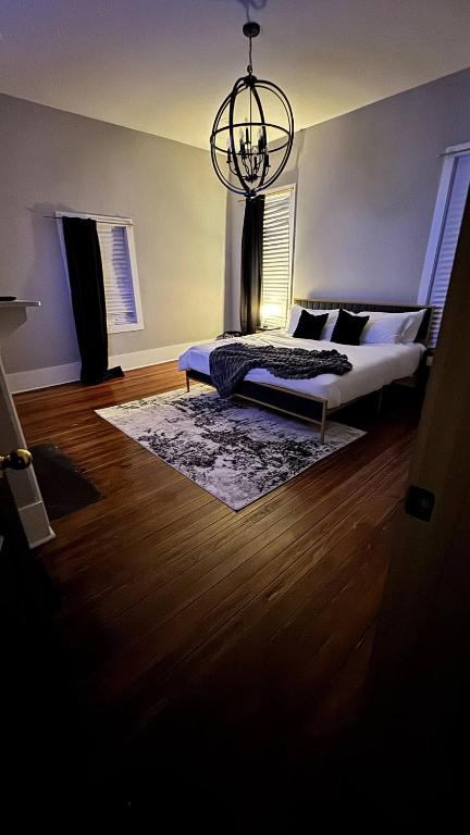 Postel nebo postele na pokoji v ubytování Midnight Sanctuary at Mystic Falls - 3 Bedrooms and 2 Bathrooms 1 Mile from Clocktower, Mystic Grill and the Square
