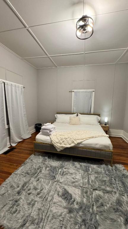 Postel nebo postele na pokoji v ubytování Midnight Sanctuary at Mystic Falls - 3 Bedrooms and 2 Bathrooms 1 Mile from Clocktower, Mystic Grill and the Square