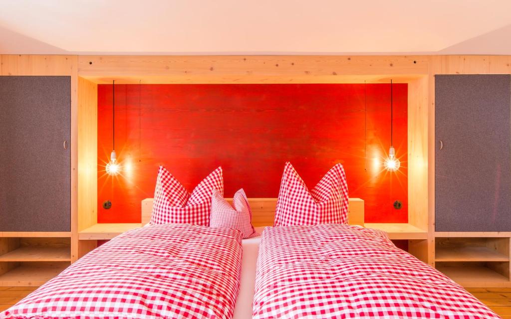 ロットアッハ・エーガーンにあるGästehaus Bartlのベッドルーム(赤と白のチェックベッド2台付)