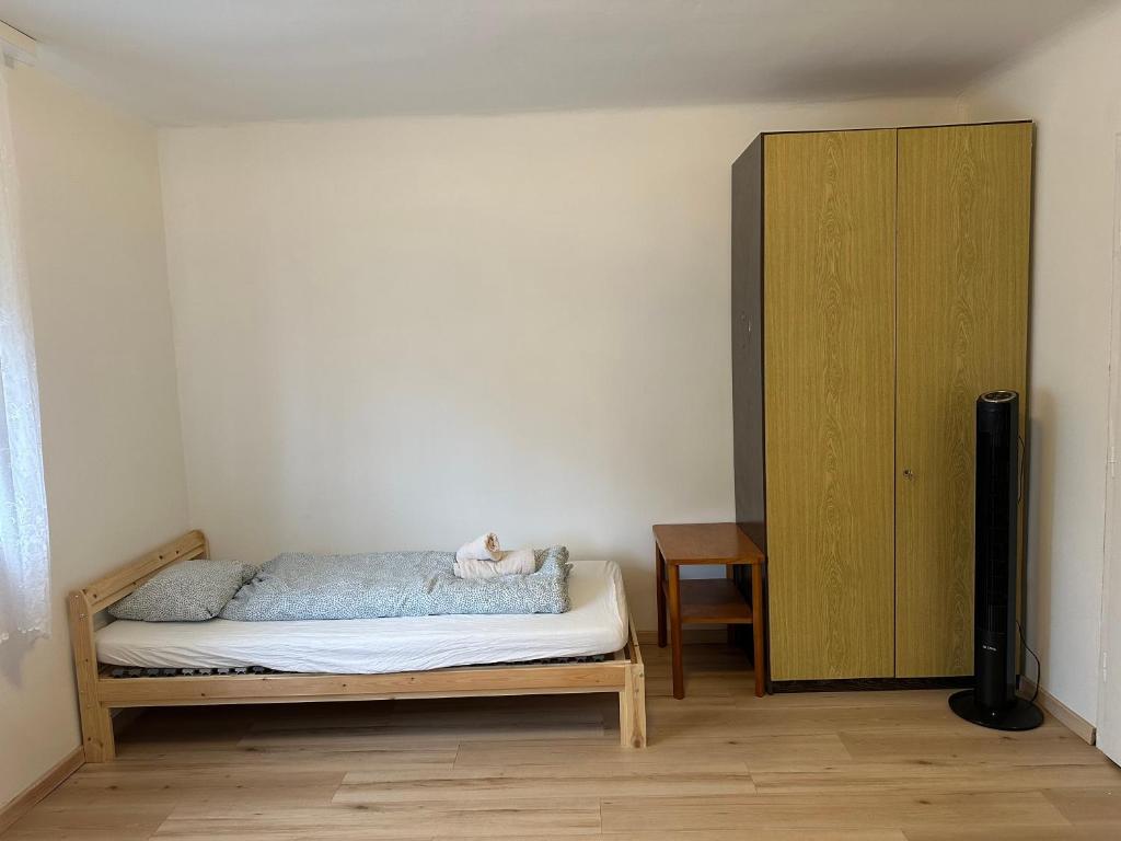 Postel nebo postele na pokoji v ubytování Cheap Outlet Center Apartment with Pool