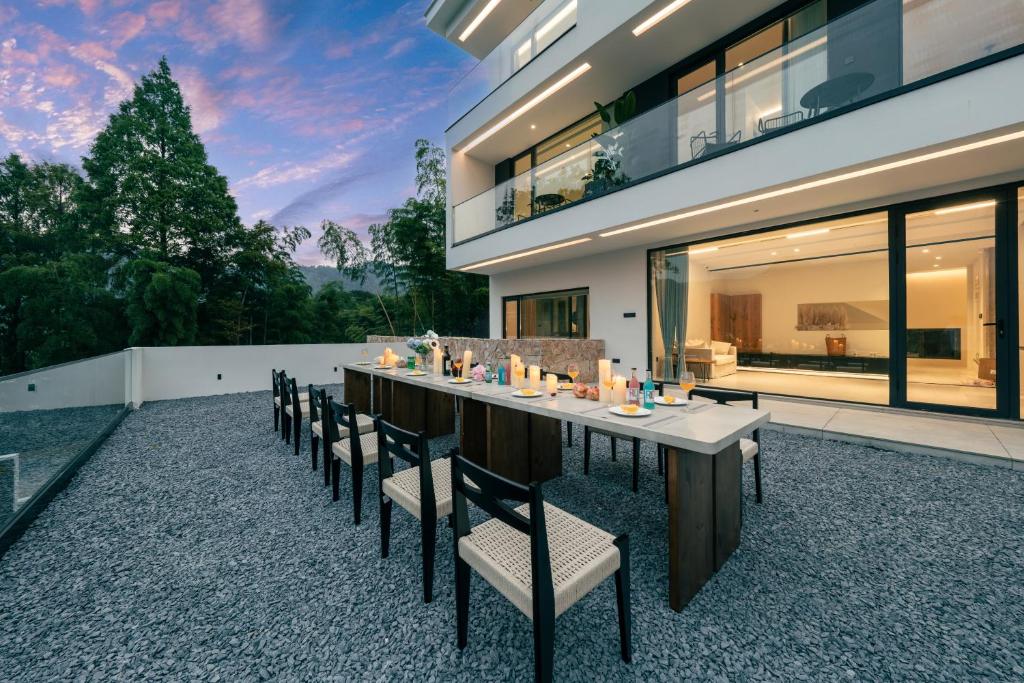a dining table in the backyard of a house at Wild Persimmon Manor Cove Mist Healing Hot Spring in Anji