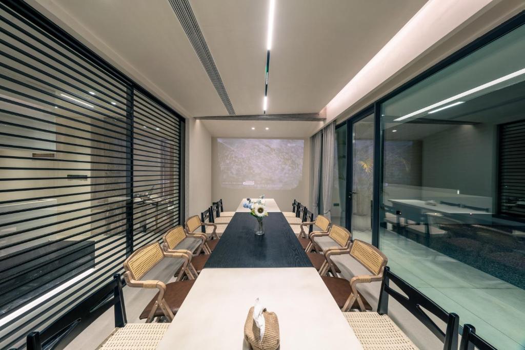 a conference room with a long table and chairs at Wild Persimmon Manor Cove Mist Healing Hot Spring in Anji