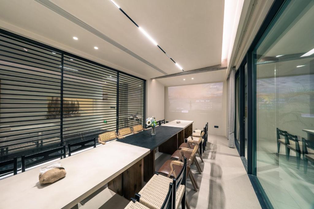 a dining room with a long table and chairs at Wild Persimmon Manor Cove Mist Healing Hot Spring in Anji