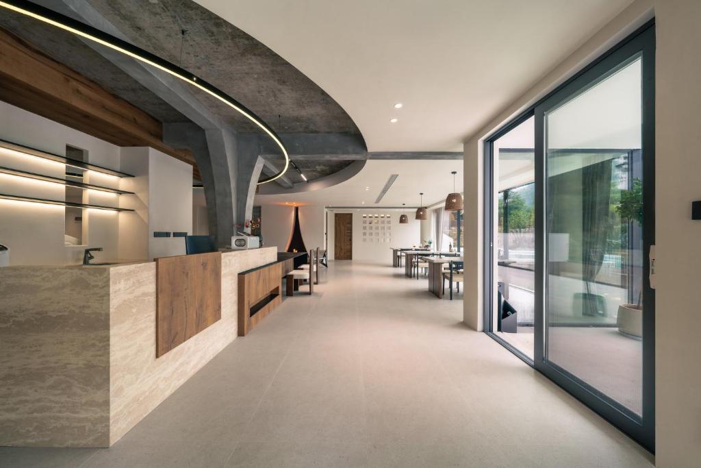 an open hallway with a dining room and kitchen with sliding glass doors at Wild Persimmon Manor Cove Mist Healing Hot Spring in Anji