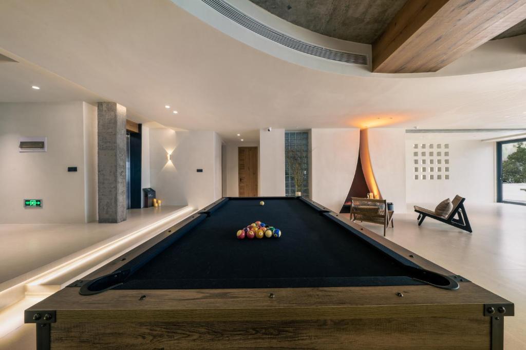 a pool table in the living room of a house at Wild Persimmon Manor Cove Mist Healing Hot Spring in Anji