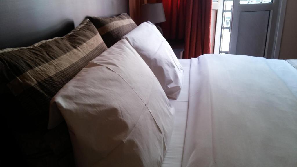 Postel nebo postele na pokoji v ubytování Alexandria Hotel