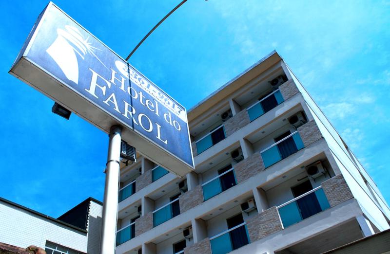 un panneau bleu devant un bâtiment dans l'établissement Hotel do Farol, à Cubatão