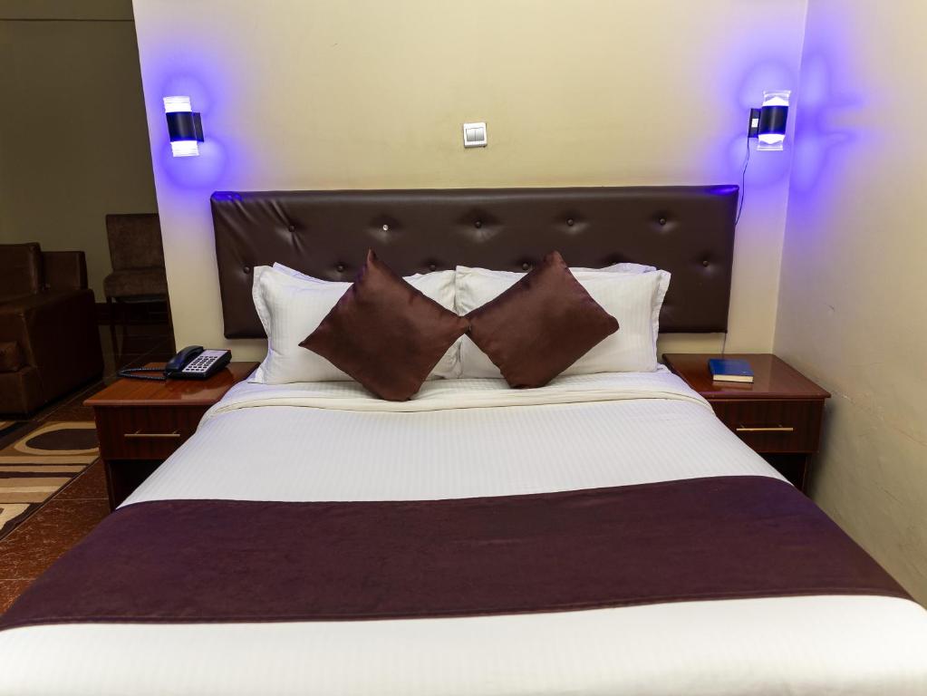 Postel nebo postele na pokoji v ubytování Maxland Hotel