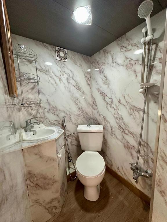 Madīnat an NahḑahにあるAbu Dhabi Caravansのトイレと洗面台付きのバスルーム