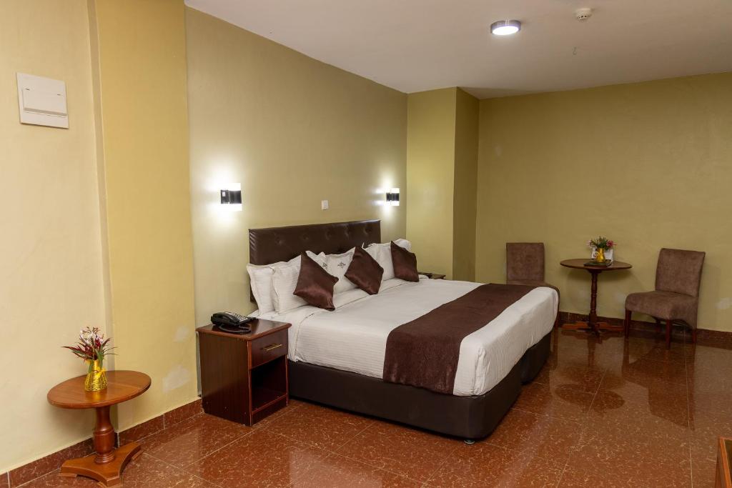Postel nebo postele na pokoji v ubytování Maxland Hotel