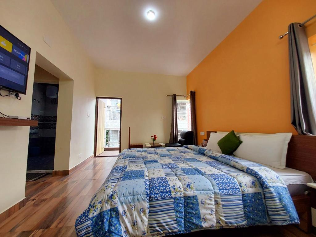 Postel nebo postele na pokoji v ubytování Serenity inn
