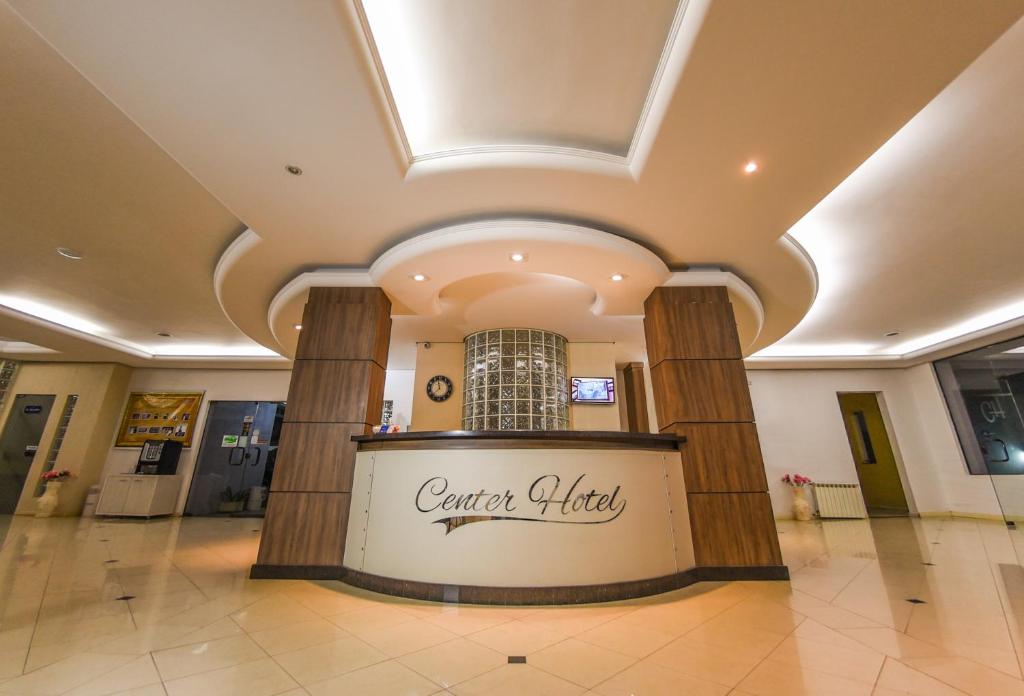 a lobby of a shopping center with a counter top at Hotel Center in Xanxerê