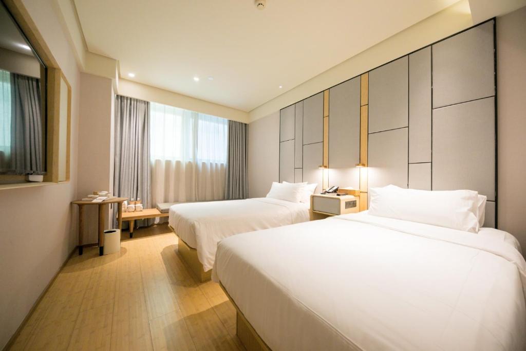 Postel nebo postele na pokoji v ubytování Ji Hotel Shanghai The Bund Shandong Middle Road