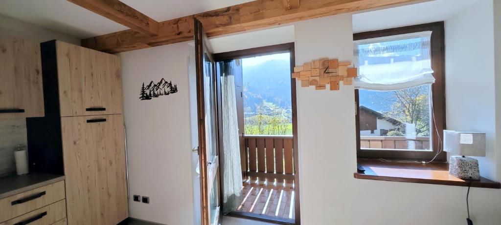 Televízia a/alebo spoločenská miestnosť v ubytovaní Bilocale Nel Cuore Della Val Di Fiemme