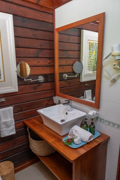 Koupelna v ubytování Acajou Beach Resort