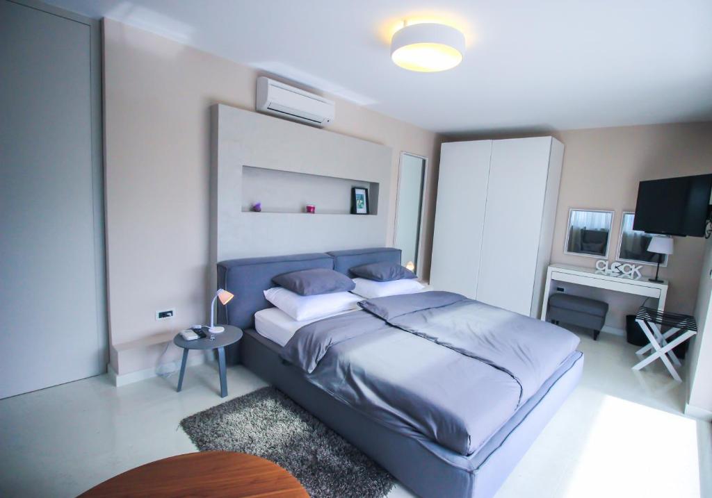 1 dormitorio con 1 cama azul en una habitación en Villa Terra Rossa Borik, en Rovinj