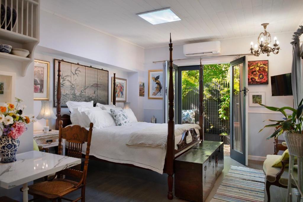 een slaapkamer met een bed, een tafel en een bureau bij The Art Retreat in Daylesford