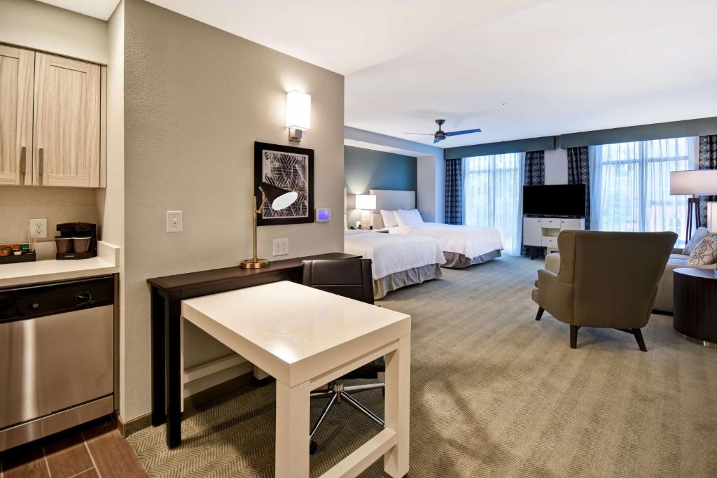 Homewood Suites By Hilton Greenville Downtownにあるキッチンまたは簡易キッチン