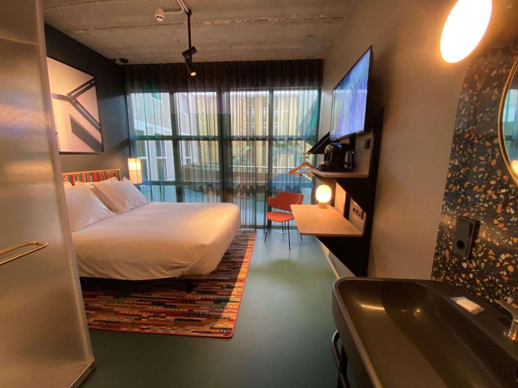 
Cozy Queen Room with Atrium View - Non-Smoking
