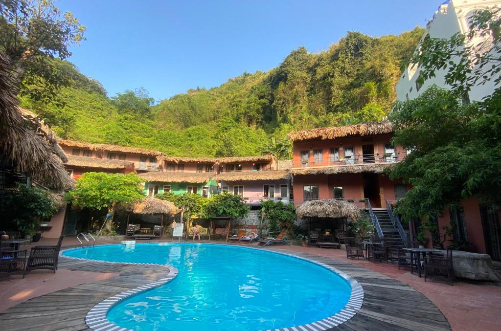 カットバ島にあるCatba Oasis Bungalowsのリゾート正面のスイミングプール