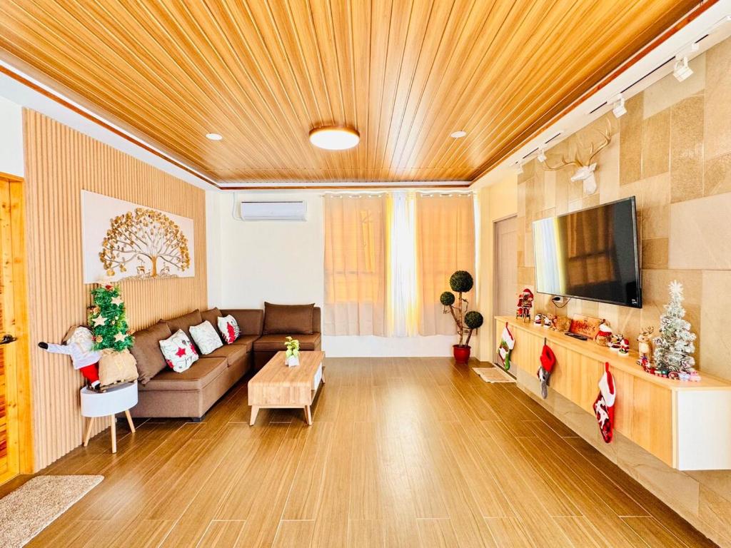 een woonkamer met een bank en een tv bij Dylan's Penthouse in San Fernando