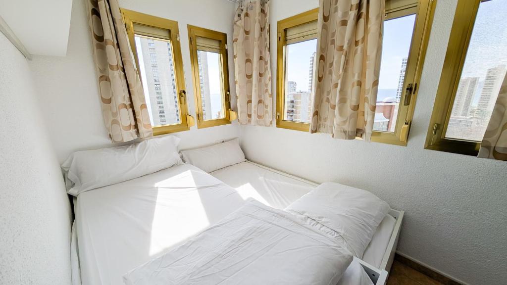 Postel nebo postele na pokoji v ubytování GERONA sea view apartments