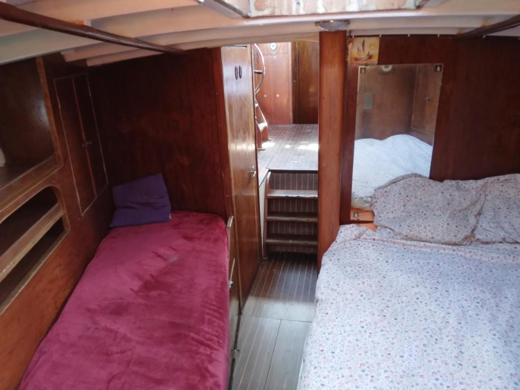 Postel nebo postele na pokoji v ubytování Old boat