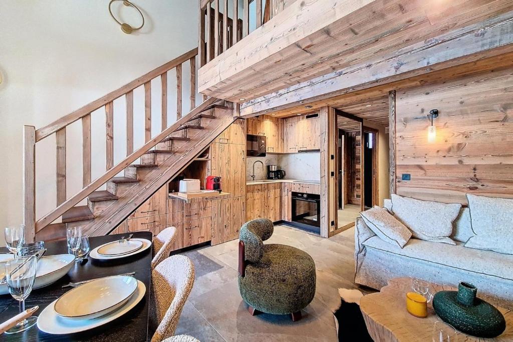 un salon avec un canapé et une table dans l'établissement Résidence Eperviere - Appartement en duplex lumineux · Au pied des pistes · Balcon MAE-0554, à Saint-Martin-de-Belleville