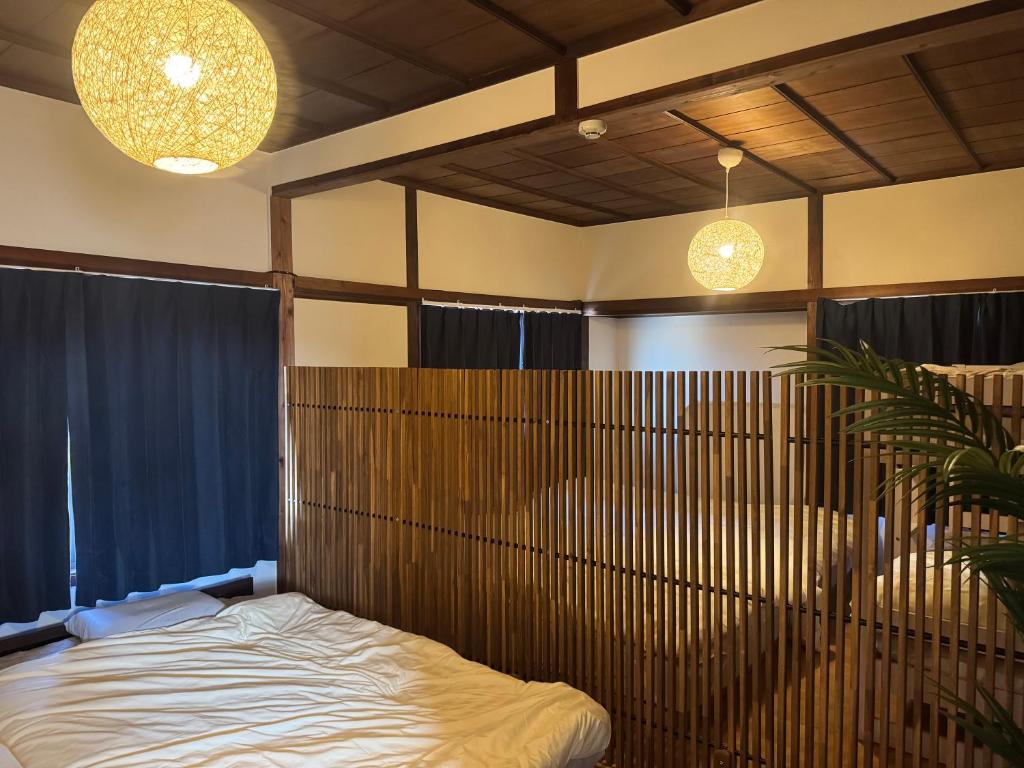 Postel nebo postele na pokoji v ubytování Nagasaki no Wagaya 1 1棟貸切 絶景夜景 BBQテラスリフォーム記念