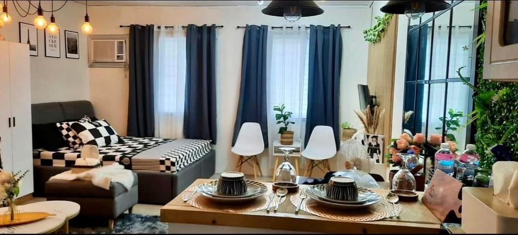 Posezení v ubytování Amaia Steps Nuvali fully furnished unit with swimming pool view near Carmelray Pitland