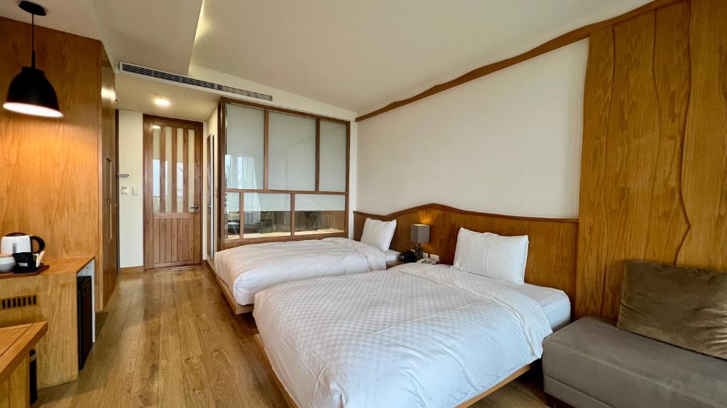 Postel nebo postele na pokoji v ubytování 回長濱會館-原畫日風尚 Sinasera Resort